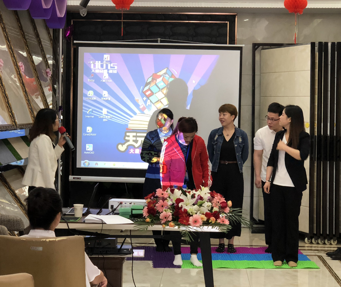 3 培訓導師譚嘉麗與學員們現場互動.jpg